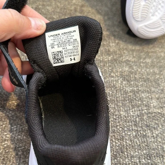 NWOT- Under Armour Black Kids Shoes. Size 6 toddler - Picture 9 of 9